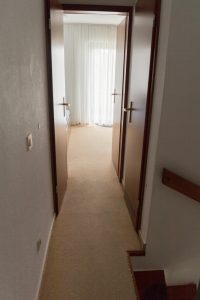 Flur zum Schlafzimmer 1. Etage, li. Duschbad, re. Toilette