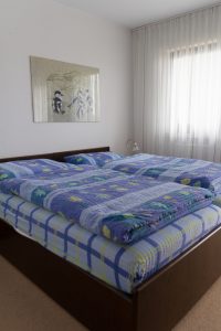 Schlafzimmer mit Balkon 1. Etage